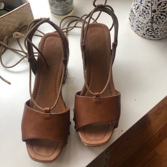 Tan platforms - Picture 2 of 2